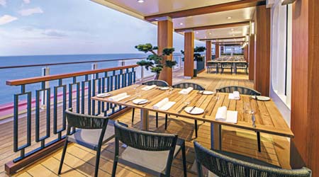 乘客可於星夢餐廳一邊享受精緻料理，一邊欣賞海景，浪漫滿分。
