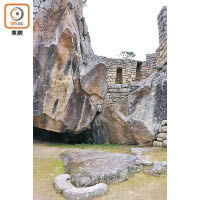 神鷹廟的石頭排序形同平民房子，受重視程度高下立見。