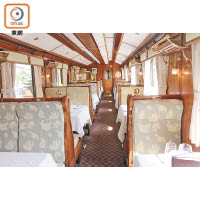 列車車廂主要分為4座位或2座位，最多可容納84位乘客。