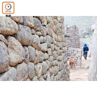 利用不同大小的石塊堆砌而成的是平民房子。