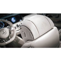 頭枕壓上Mercedes-Maybach的廠徽，凸顯尊貴的一面。