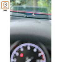 錶板上方設有全彩色投射式行車資訊顯示屏，駕駛者可更專注前方路面。