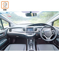 三幅式軚環上附設多功能按鍵及轉檔撥片，讓駕駛者手不離軚也可操控車上多項配置及轉波。