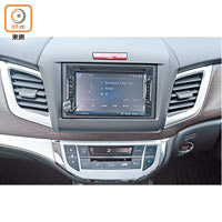 中控台上輕觸式顯示屏幕，對應音響系統及後波鏡頭。