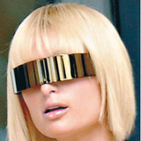 「單鏡片」支持者：Paris Hilton