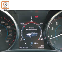 雙圈式儀錶板中央設有高對比度的彩色屏幕，顯示豐富的行車資訊。