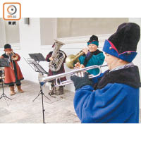 皇家馬廐中古聖誕及主顯節市集內有銅管樂演奏。