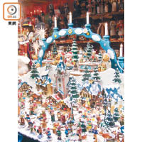 聖誕拱型燭台和礦山微縮影模型，吸引不少訪客行注目禮。