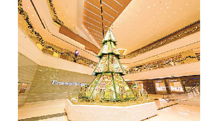 澳門壹號廣塲設有高10米、由32 幅彩繪亞加力膠組成的特色聖誕樹，並會定時隨音樂轉動。