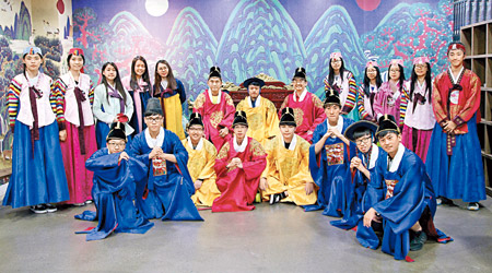 交流團成員穿上韓服，學習韓國歷史和服飾文化。