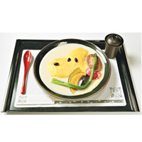 Snoopy白味噌Cream漢堡蛋包飯，除了採用京都風的調味外，也配上大量當造蔬果，售￥1,480（約HK$100.6）。