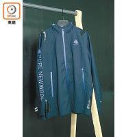 由The Woolmark Company團隊設計的100%純羊毛外套，兼具防風防水機能。