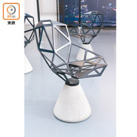 2.《Chair_One》　Konstantin的代表作，設有多種不同系列，包括可旋轉或可疊起，方便放置於不同空間。