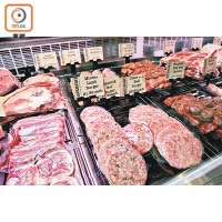 肉店內豬牛羊雞等肉類款式眾多，鮮肉醃肉一一俱全。