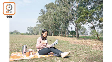 坐在南生圍大草地看書飲咖啡，是賞心樂事。