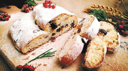 史多倫是德國的聖誕麵包，以大量酒漬果乾和堅果為配料。