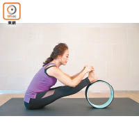 Steps 1：<br>雙腳放在輪上，雙手扶着瑜伽輪至感覺穩定。