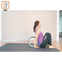 Steps 1：<br>坐在墊上，將輪垂直放在脊椎骨尾部。