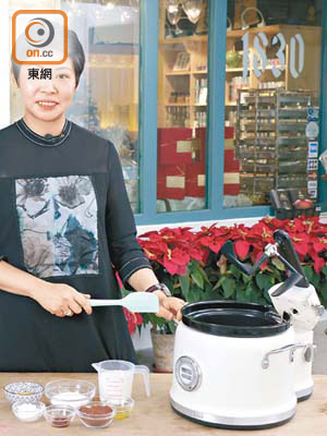有橄欖油女王稱號的Ruby Lau對烹飪充滿熱忱，她指只要有多功能家電廚具及跟足食譜，任何人都可以輕鬆炮製出多款美食。