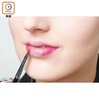 Step 4：用唇掃沾上紫紅色唇釉，勾勒唇部輪廓及填色。