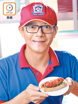 人稱香腸爸的鄭國濱，其中一款拿手好菜是台灣夜市人氣美食之一的大腸包小腸。
