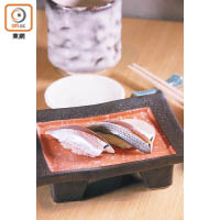 小肌魚手握壽司<br>兼具油分與鮮味的小肌魚是入冬後的壽司佳品；淡淡的鹽香與飯糰的米香很夾，一啖入口大滿足。