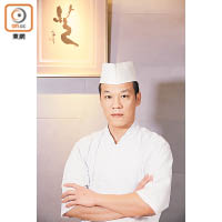 余師傅雖然是香港人，但師承日本名師，對每件壽司的要求均一絲不苟。