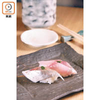 池魚手握壽司<br>池魚是白身魚中味道最為濃郁的，口感爽中帶脆，伴少許葱蓉及紫蘇葉碎，已能提升魚肉的甜味。