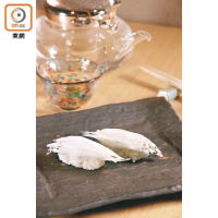 白飯魚手握壽司<br>來自九州的白飯魚，魚身較為飽滿圓渾，先用櫻花葉煮過，吃起來摻有清新香氣。