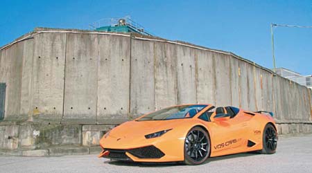 橙色車身令Huracán Spyder更為吸睛。