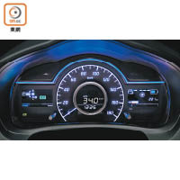 單圈式儀錶板左右兩旁附設小屏幕顯示重要行車資訊。