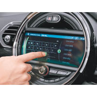 中控台上8.8吋輕觸式螢幕，可設定不同的行車資訊。