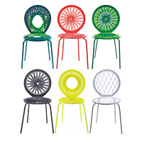 以乳膠彈力繩索編織而成的「Stretch」座椅系列，備有不同顏色。