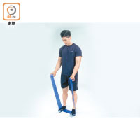 Step 3：以正手或反手方式拿着Elastic Band的兩端，挺胸收腹、鎖緊肩胛，並將手貼近腰部兩側。