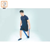 Step 2：以前後腳方式站立，重心腳在前，另一隻腳則向後踏着Elastic Band。