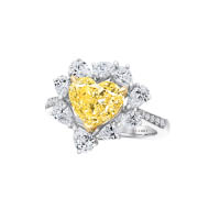 彩黃心形鑽石戒指，鑲有1顆2.15卡VVS2彩黃心形鑽石、鉑金/18K黃金。 $388,000