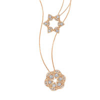 The Luminous Stars鑽石吊墜，鑲有18顆共重0.68卡圓形明亮式切割鑽石及18K玫瑰金，可變出兩款設計佩戴。 $28,000