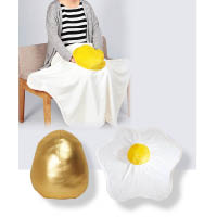 chicKOKO多功能氈蛋抱枕，未變身前，就是一隻好好攬的雞蛋抱枕，內藏一張煎蛋形毛氈，雙手可放入蛋黃內保暖，蛋白則是一張氈子。$169（b）