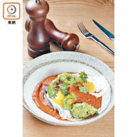 Huevos Rancheros $98（Brunch菜式之一）<br>墨西哥和南加州當地人都愛吃的早餐，有雞蛋、墨西哥番茄辣醬、豆醬、粟米餅和牛油果，連素食者也可以大快朵頤。