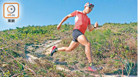 Team Salomon運動員Jacky Leung<br>百公里以上越野跑大部分人都要經歷晝夜，耐力訓練及沿途營養補給都要好好計劃。