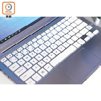 曲面鍵盤符合人體工學設計，打字回彈力適中。