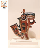 納斯卡文明的陶藝，主題多以海上生物為主，如這個童趣十足的殺人鯨器皿。
