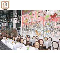 Tragaluz餐廳的裝飾相當富現代感，圖案由藝術家Mateo Liebana親手繪畫。