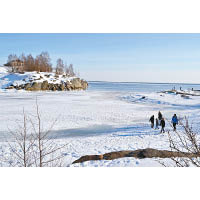 冬天時芬蘭海灣都變成雪地，唔使掃興，掘個窿一樣可以游冬泳。