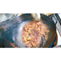 雞隻斬細件慢慢燜煮，可保證熟透，同時保持其水分，不易因過熟令肉質變老。