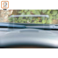 錶板上方設有投射式顯示屏，駕駛者更容易閱讀行車資訊。