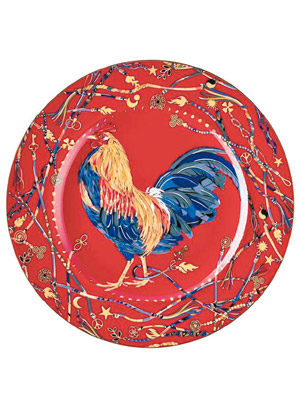 Rosenthal推出的大紅色餐具，出自設計師Manuela Federica之手，色調鮮艷之餘，配以自信驕傲的公雞圖案，讓用家擁有萬象更新的一年。$1,320（b）
