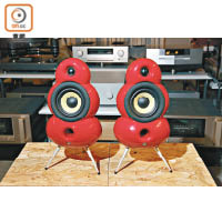 將紅色藍芽喇叭Podspeakers Smallpod BT放於中宮位置能催旺桃花，喇叭內置D類擴音器支援2×40W（4ohm）輸出功率，客廳播歌都唔覺單薄。售價：$2,680/對（a）
