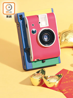 Lomo'Instant Murano Edition鏡頭焦距為27mm，旁邊設有自拍鏡。售價：$798（淨機身）、$1,028（連鏡頭套裝）