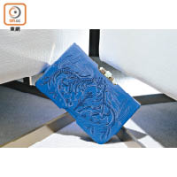 藍色繡花Clutch Bag $3,980（A）